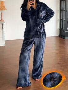 DAZY 2件組格紋刺繡圖案珊瑚絨寬鬆睡衣套裝，秋冬款 - 寶藍色 - 查看 4