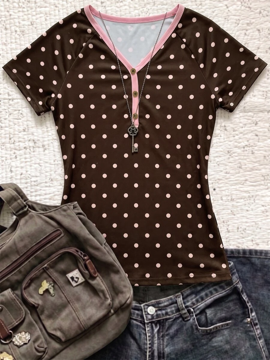 SHEIN 青少年女孩米色與深棕色波點短袖上衣,飾邊V領配三顆同色鈕扣,插肩袖設計,修身短版剪裁,復古波點圖案溫柔氛圍,簡約風格百搭下身,輕鬆日常穿搭 - 棕色 - 查看 1