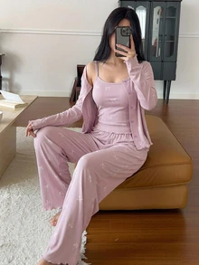 DAZY 3件組蝴蝶結圖案滿版印花女款睡衣套裝，包含開襟衫、細肩帶背心、長褲 - 紫色 - 查看 7