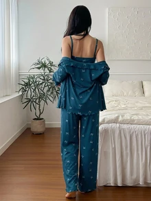 DAZY 3件組蝴蝶結圖案滿版印花女款睡衣套裝，包含開襟衫、細肩帶背心與長褲 - 藍色 - 查看 2