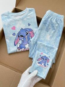 SHEIN 女童可愛趣味卡通藍色兔子 Lulu & Stitch 圖案，清新天藍色紮染，女童休閒極簡長袖圓領 T 恤與喇叭褲 2 件套，秋冬套裝 - 藍白色 - 查看 4