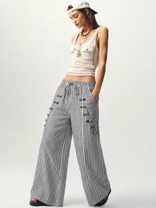 Bohemela Celana Panjang Wanita Motif Garis dengan Dekorasi Kancing - Hitam dan Putih - View 6