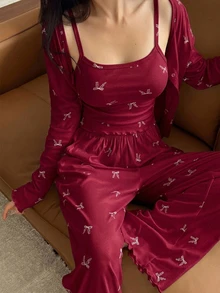 DAZY 女款 3 件組睡衣套裝，蝴蝶結圖案滿版印花開襟外套、細肩帶背心與長褲 - 酒紅色 - 查看 1