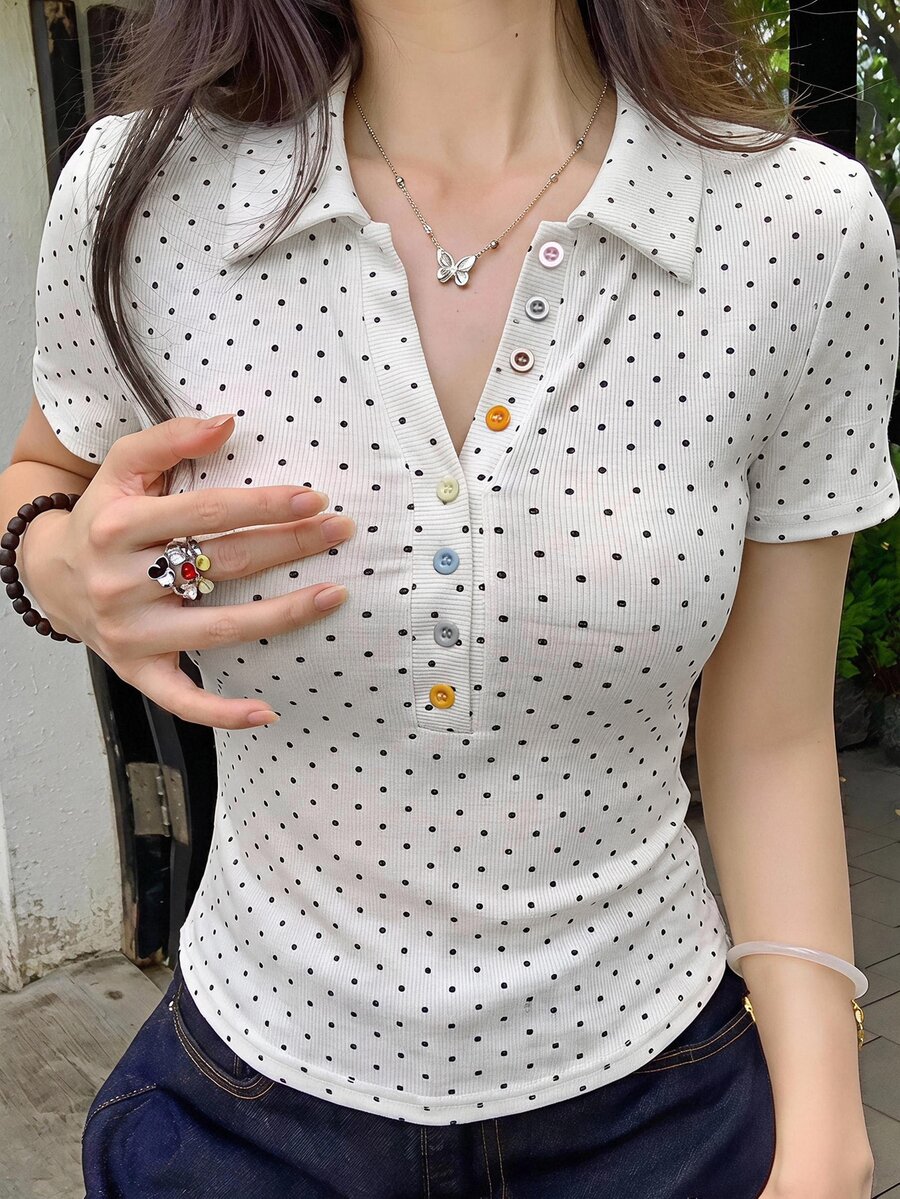 DAZY 春夏波點滿版印花白色上衣，彩色鈕扣裝飾，休閒街頭風運動音樂祭性感修身短袖女款T恤 - 白色 - 查看 1