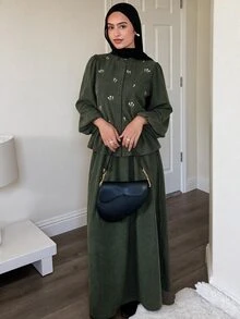 Solavon طقم نسائي من قطعتين بلوزة وتنورة بطبعة زهور صغيرة وحافة مكشكشة وأزرار أمامية - أخضر - مشاهدة 6
