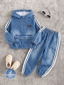 SHEIN Explorewe Boys' Hooded Half-Zip Jacket Set, Two White Vertical Stripes On Sleeves, Black Fabric Patch With White Text "What?" On Chest, Square Patch Pocket On Front, Denim Effect Distressed Gradient Texture, Matching Denim Effect Long Pants With Two White Stripes On Sides - Blue - View 4