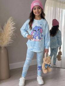 SHEIN 女童可愛趣味卡通藍色兔子 Lulu & Stitch 圖案，清新天藍色紮染，女童休閒極簡長袖圓領 T 恤與喇叭褲 2 件套，秋冬套裝 - 藍白色 - 查看 3