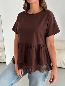 SHEIN Essnce 大尺碼女款春夏時尚休閒寬鬆涼爽舒適日常百搭顯瘦黑色蕾絲飾邊下擺短袖娃娃上衣，外出上衣，極簡風，蕾絲飾邊黑色上衣，夏季襯衫 - 摩卡棕 - 查看 3