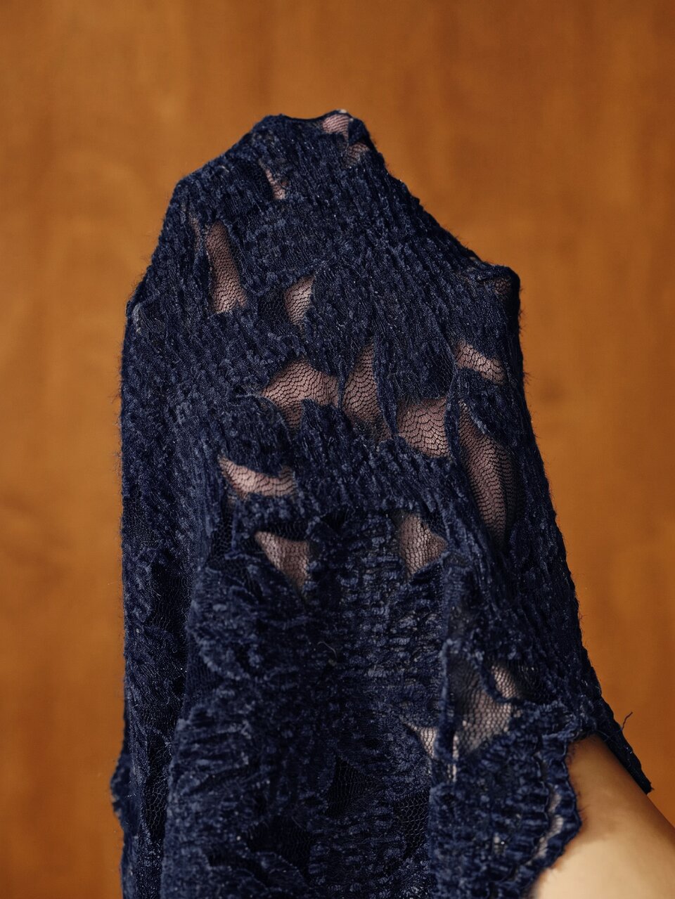 Anewsta Camiseta de punto para mujer de manga larga ajustada con cuello en V asimétrico, encaje calado, elegante, para otoño/invierno