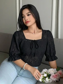 Dazy Plus 蝴蝶結裝飾蕾絲泡泡短袖優雅百搭春夏杏色T恤 - 黑色 - 查看 4