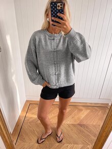 Avantive Sweater Lengan Panjang Wanita Model Streetwear Bergaya Vintage Lembut dengan Kancing Katak - Grey - View 4