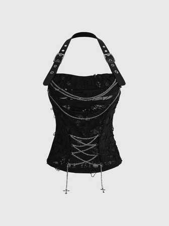 Grunge Punk Outfit estivo per festival musicale, look punk gotico con patchwork in rete effetto distressed, canotta aderente con catena metallica, cinturino a croce in PU