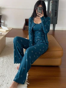 DAZY 3件組蝴蝶結圖案滿版印花女款睡衣套裝，包含開襟衫、細肩帶背心與長褲 - 藍色 - 查看 6