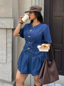 Rivivi Gaun Denim Kasual Wanita Ukuran Besar, Leher Bulat, Lengan Pendek, Kancing Tunggal, dan Hem Berlipit - Biru - View 1