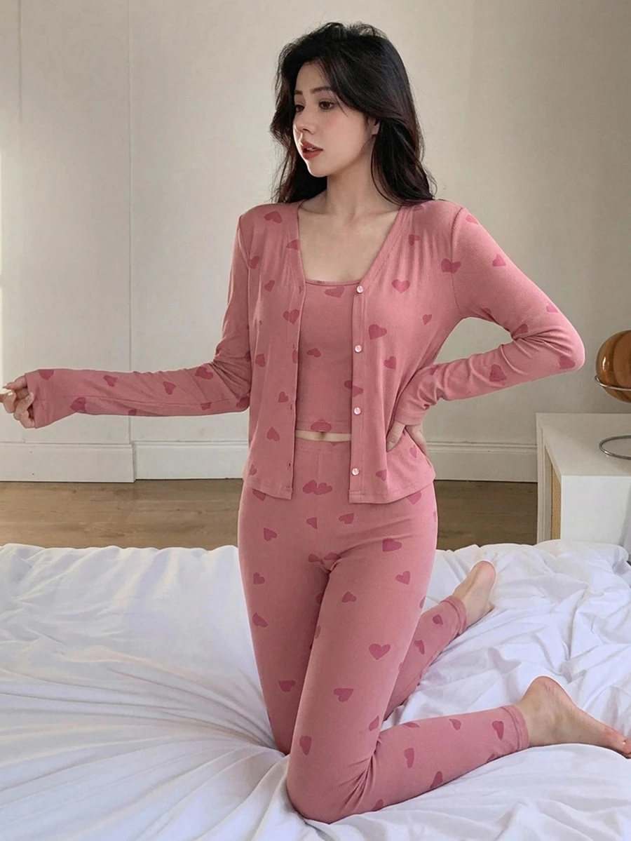 DAZY 3件組女款愛心圖案滿版印花短版開襟衫、修身細肩帶背心與腳踝長度修身睡褲睡衣套裝 - 粉色 - 查看 1