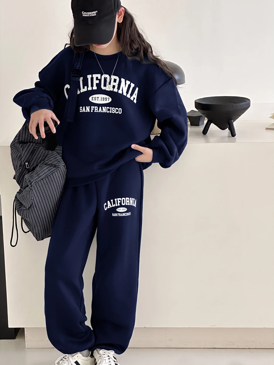 青少年女孩舒適休閒極簡英文標語印花寬鬆圓領長袖套頭運動衫與錐形運動褲套裝,適合居家與外出,深綠色,聖誕 - 藏蓝色 - 查看 1