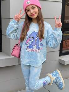 SHEIN 女童可愛趣味卡通藍色兔子 Lulu & Stitch 圖案，清新天藍色紮染，女童休閒極簡長袖圓領 T 恤與喇叭褲 2 件套，秋冬套裝 - 藍白色 - 查看 7