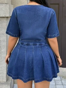 Rivivi Gaun Denim Kasual Wanita Ukuran Besar, Leher Bulat, Lengan Pendek, Kancing Tunggal, dan Hem Berlipit - Biru - View 2