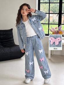 SHEIN 女童牛仔套裝，春秋新款，甜美休閒風，淺藍色水洗牛仔，經典翻領牛仔外套，搭配鬆緊腰直筒牛仔褲，白色+粉色對比蝴蝶結毛巾刺繡設計，結合雪花洗水工藝，寬鬆版型，柔軟舒適面料，春秋新款女童牛仔套裝 - 淺色水洗藍 - 查看 9
