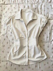 IslaSuriya 女款波點圖案短袖單排扣休閒襯衫 - 白色 - 查看 1