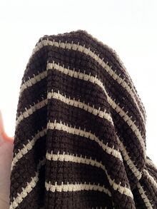 SHEIN 青少年女孩針織休閒條紋黑白灰圓領套頭衫 + 條紋黑白短褲套裝，夏季穿搭，基礎款，休閒風，運動風 - 棕色 - 查看 4