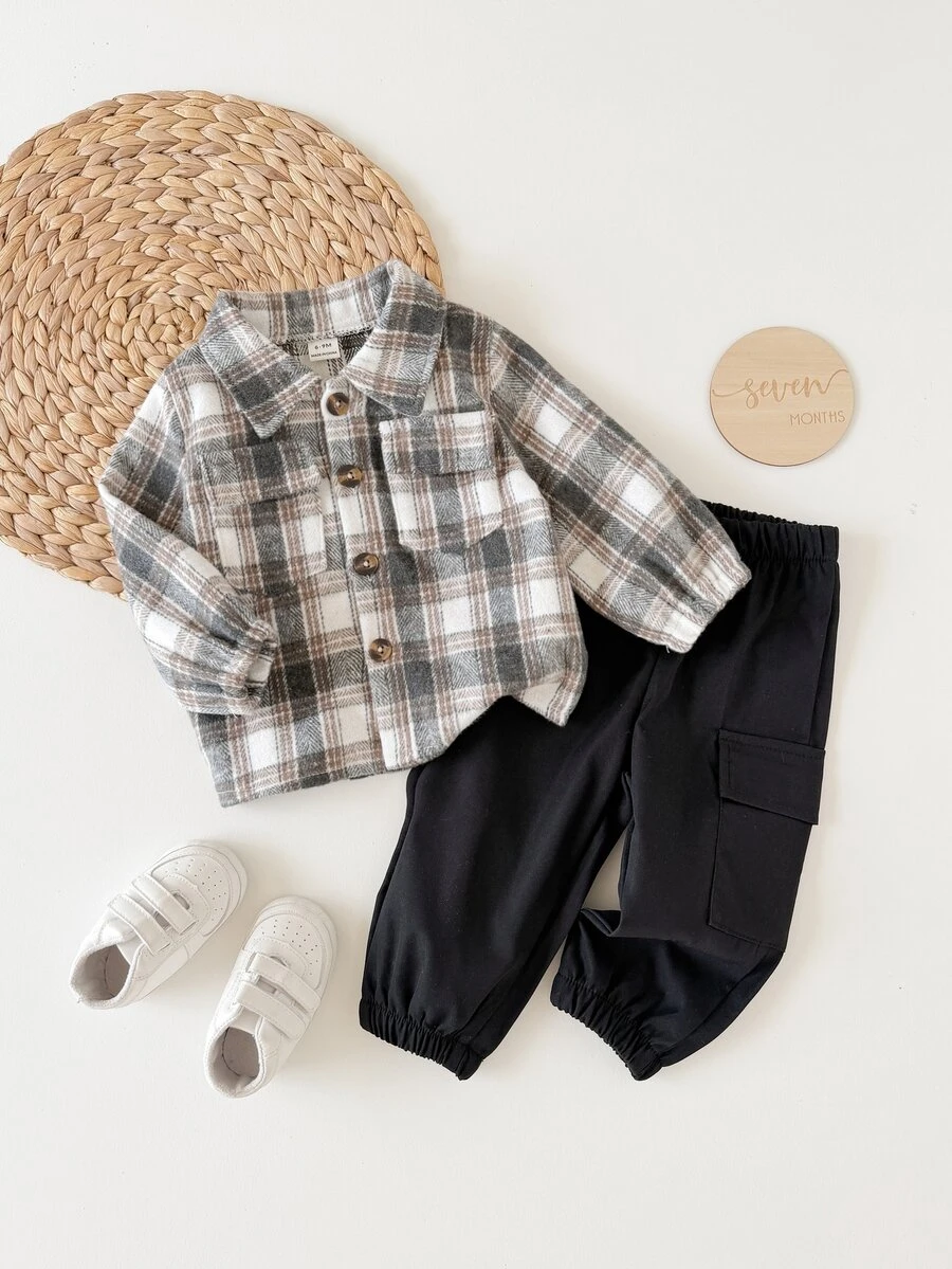 SHEIN Vintaside Kids 2件組男嬰外套式襯衫與工裝長褲套裝,復古咖啡白格紋印花,口袋鈕扣設計,長袖領口,加厚戶外秋冬聖誕假期學院風 - 黑色 - 查看 1