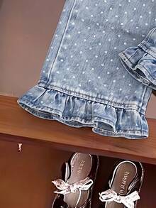 SHEIN Playful Pals 女童牛仔長褲，四季休閒可愛風，復古淺藍色彈性腰頭與荷葉邊褲腳設計，白色波點印花與雪洗效果，寬鬆直筒寬腿版型，柔軟舒適面料，時尚百搭，適合派對、外出等多種場合，新款四季女童牛仔長褲 - 淺色水洗藍 - 查看 4