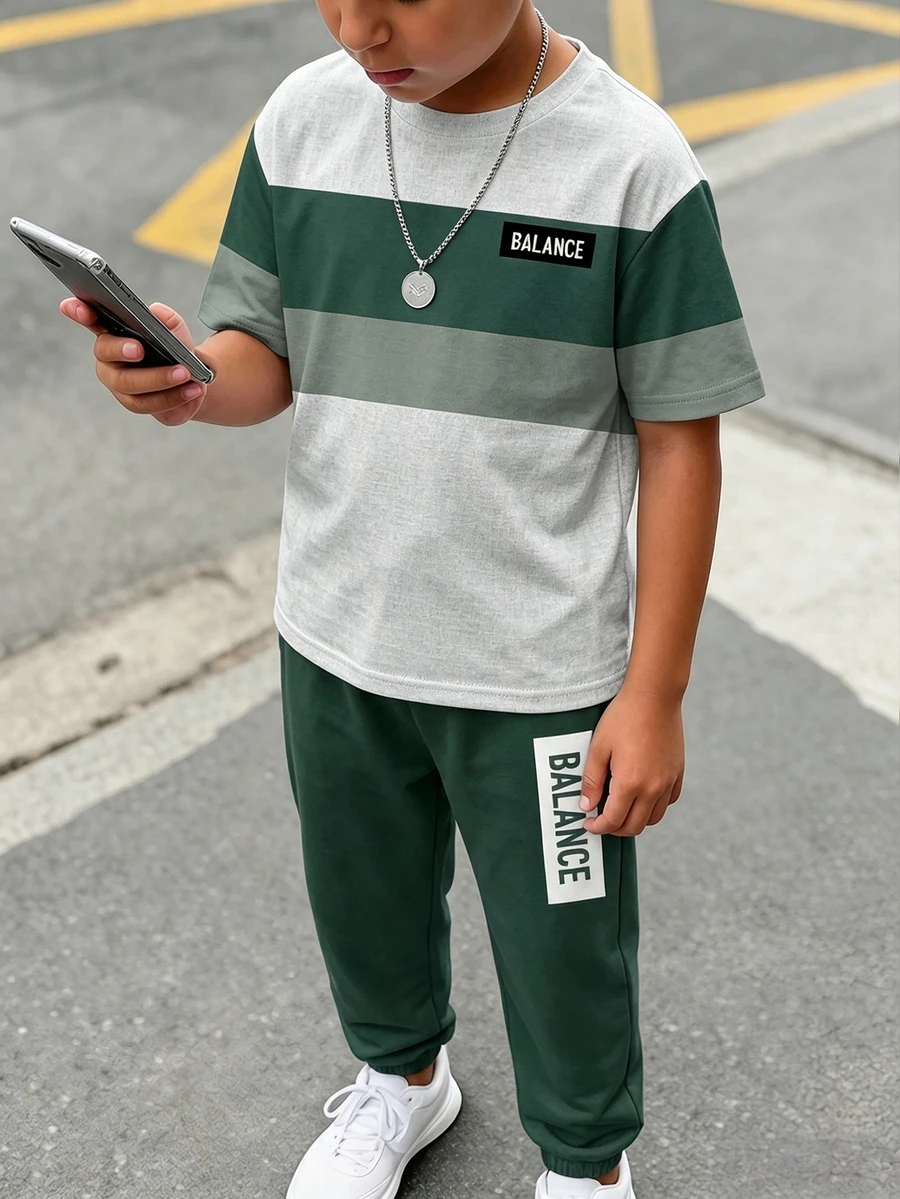 青少年男孩休閒舒適時尚簡約圓領短袖T恤與長褲套裝,經典酷感方格分割圖案印花,精緻小Logo文字圖案印花,適合秋冬返校季 - 白色 - 查看 1