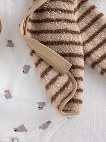 SHEIN 3件組男嬰棕色條紋熊刺繡連帽外套、白色印花連身衣、毛絨長褲套裝，可愛秋冬休閒親子套裝 - 彩色 - 查看 6