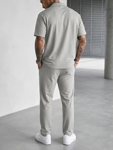 Manfinity Homme 男士純色翻領V領短袖 Polo 衫與長褲套裝 - 灰色 - 查看 2