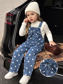 SHEIN Genkimix Kids 女童時尚百搭幼兒牛仔吊帶褲，春夏秋冬四季皆宜，復古中藍牛仔色，經典時尚波點印花設計，增添可愛氛圍，胸前大蝴蝶結設計，寬鬆直筒褲腿，柔軟舒適面料，適合日常穿著、上學、通勤 - 藍色 - 查看 5