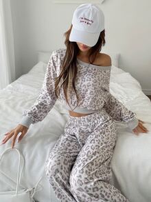 K-Vae Setelan 2 Potong Wanita Motif Leopard Muda dengan Leher Asimetris, Atasan Pendek dan Celana Panjang Kasual Lebar dengan Detail Drape - MultiWarna - View 2
