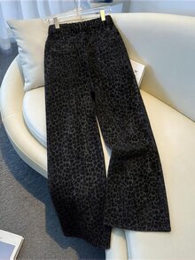GlowEve CURVE Celana Jeans Denim Motif Leopard Kasual Wanita Ukuran Besar dengan Kantong Kancing - Hitam - View 3