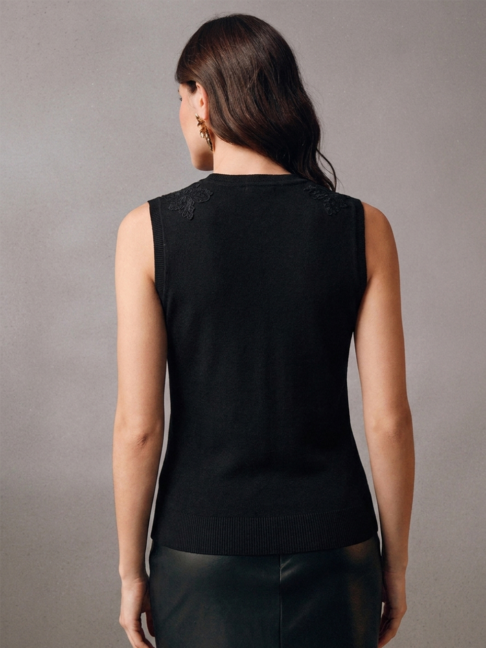 Modern Retro Style Sleeveless Round Neck Hollow Lace Design Women's Tank Top