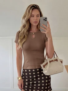 Easowa Camiseta de manga corta con botones y recortes estilo calle casual elegante coreano para mujer, marrón moca, verano, oficina y brunch - Marrón Chocolate - Ver 4