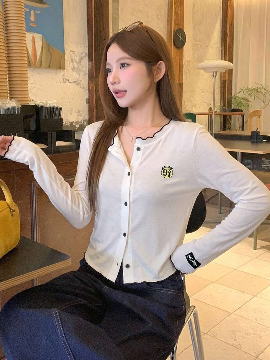 DAZY 女款字母印花長袖單排扣T恤,飾有波浪飾邊,秋季款 - 白色 - 查看 1