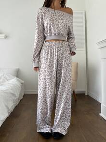 K-Vae Setelan 2 Potong Wanita Motif Leopard Muda dengan Leher Asimetris, Atasan Pendek dan Celana Panjang Kasual Lebar dengan Detail Drape - MultiWarna - View 7