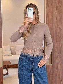 Serisse 女款圓領長袖對比蕾絲單排扣T恤 - 卡其色 - 查看 7