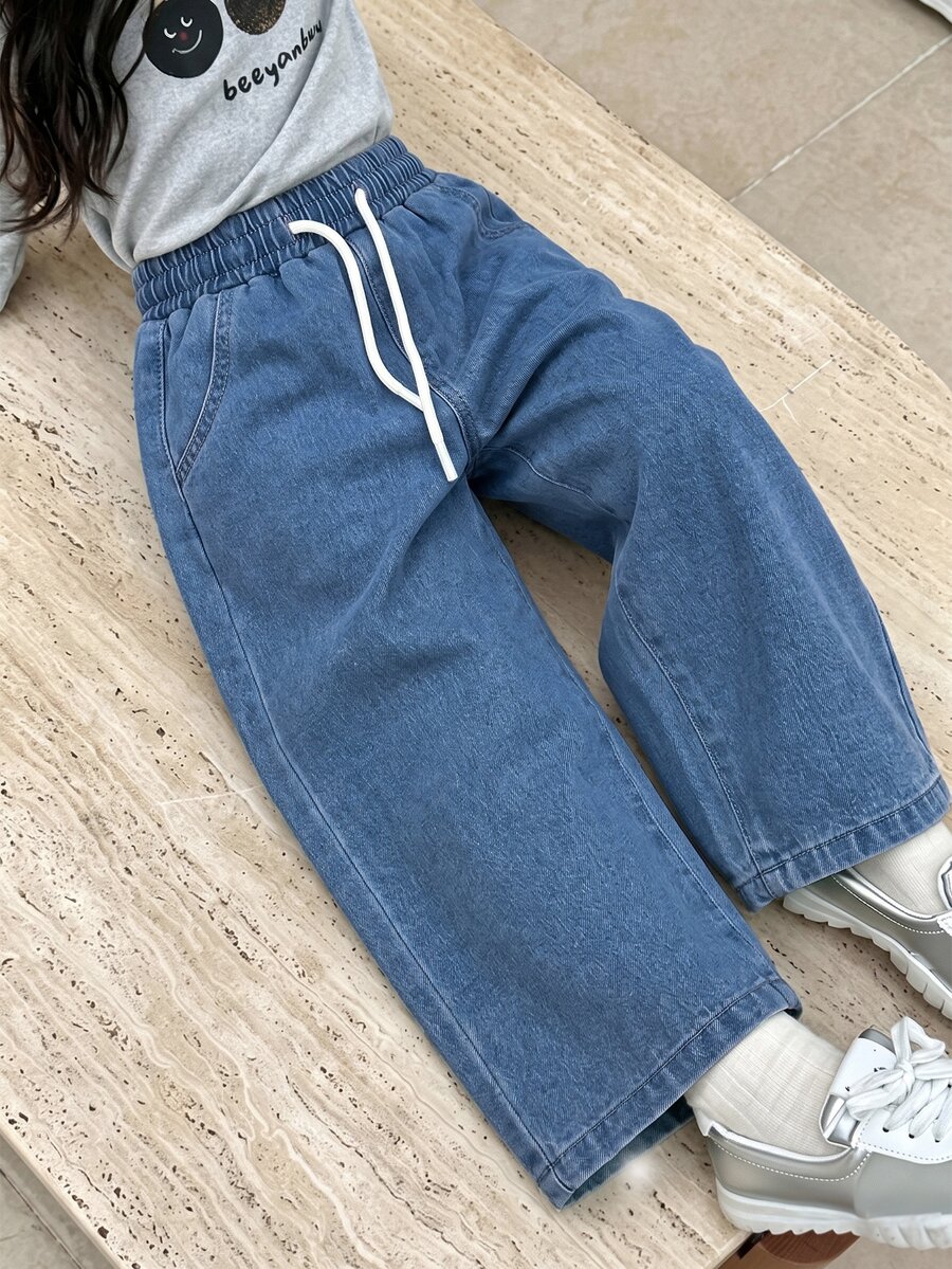 SHEIN Explorewe 女童牛仔褲 2026 秋季新品 淺藍色 鬆緊腰帶抽繩設計 寬鬆版型 輕量柔軟牛仔面料 親膚舒適 四季皆宜 適合日常拍照、購物、日常出遊、度假 多場景穿搭 - 中等水洗藍 - 查看 1