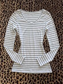 SHEIN EZwear 53%棉 灰色與白色條紋休閒百搭女款V領簡約修身長袖T恤，適合秋冬，百搭內搭層 - 彩色 - 查看 8