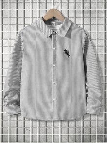 SHEIN 1件兒童青少年男孩黑白條紋單排扣短袖紋理休閒條紋領襯衫，秋冬款，休閒學院風，舒適時尚，簡約實用百搭，可愛柔軟，適合日常穿著、上學、旅行、海邊度假 - 黑色 - 查看 5