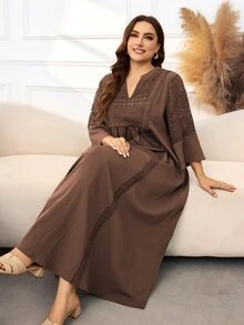 Lacomfia فستان نسائي مقاس كبير بياقة على شكل حرف V وأكمام 3/4 مع تفاصيل دانتيل متباينة وفتحات - قهوة بني - مشاهدة 6