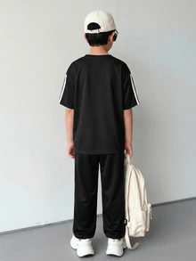 SHEIN Little Byeori 兒童青少年男孩春夏兩件套 黑色圓領短袖T恤與黑色長褲，舒適百搭休閒日常時尚運動簡約基礎款，適合室內、戶外、日常、運動、玩耍、派對、拍照、度假、假日 - 黑色 - 查看 2