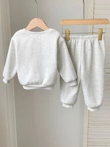 SHEIN 2件組嬰兒男/女寶可愛字母印花長袖衛衣與鬆緊腰秋季長褲套裝，中性嬰兒服飾，嬰兒冬季衣物 - 白色 - 查看 2