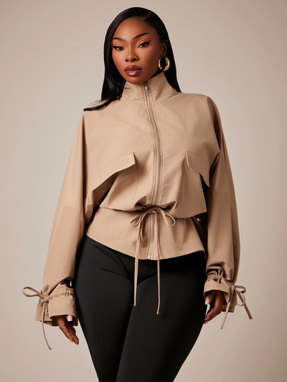 Radiana Chaqueta de cuello alto y cintura ceñida en color caqui para tallas grandes