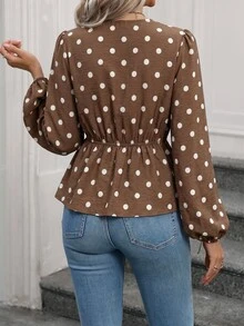 EMERY ROSE Blusa Feminina com Decote em V, Bainha Decorada com Botões, Fenda, Cauda de Peixe, Manga Longa, Manga Lanterna, Romântica, Poá Grande, Marrom Café, Poá, Elegante Francesa, Sofisticada, Casual para Trabalho, Férias, Formal, Escritório, Chá da Tarde, Roupa Elegante, Estilo de Rua, Fotografia de Rua, Nova Chegada Outono/Inverno, Blusa de Outono - Café - Visão 2