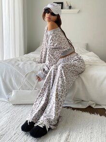 K-Vae Setelan 2 Potong Wanita Motif Leopard Muda dengan Leher Asimetris, Atasan Pendek dan Celana Panjang Kasual Lebar dengan Detail Drape - MultiWarna - View 6