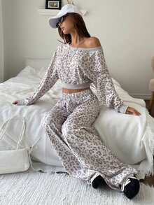 K-Vae Setelan 2 Potong Wanita Motif Leopard Muda dengan Leher Asimetris, Atasan Pendek dan Celana Panjang Kasual Lebar dengan Detail Drape - MultiWarna - View 5