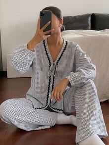 DAZY 2件組女款睡衣套裝，皺褶格紋布料，對比色波浪飾邊領口與繫帶 - 黑色 - 查看 1