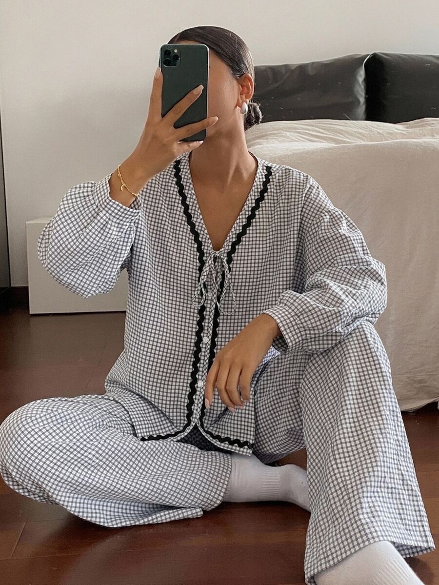 DAZY 2件組女款睡衣套裝,皺褶格紋布料,對比色波浪飾邊領口與繫帶 - 黑色 - 查看 1
